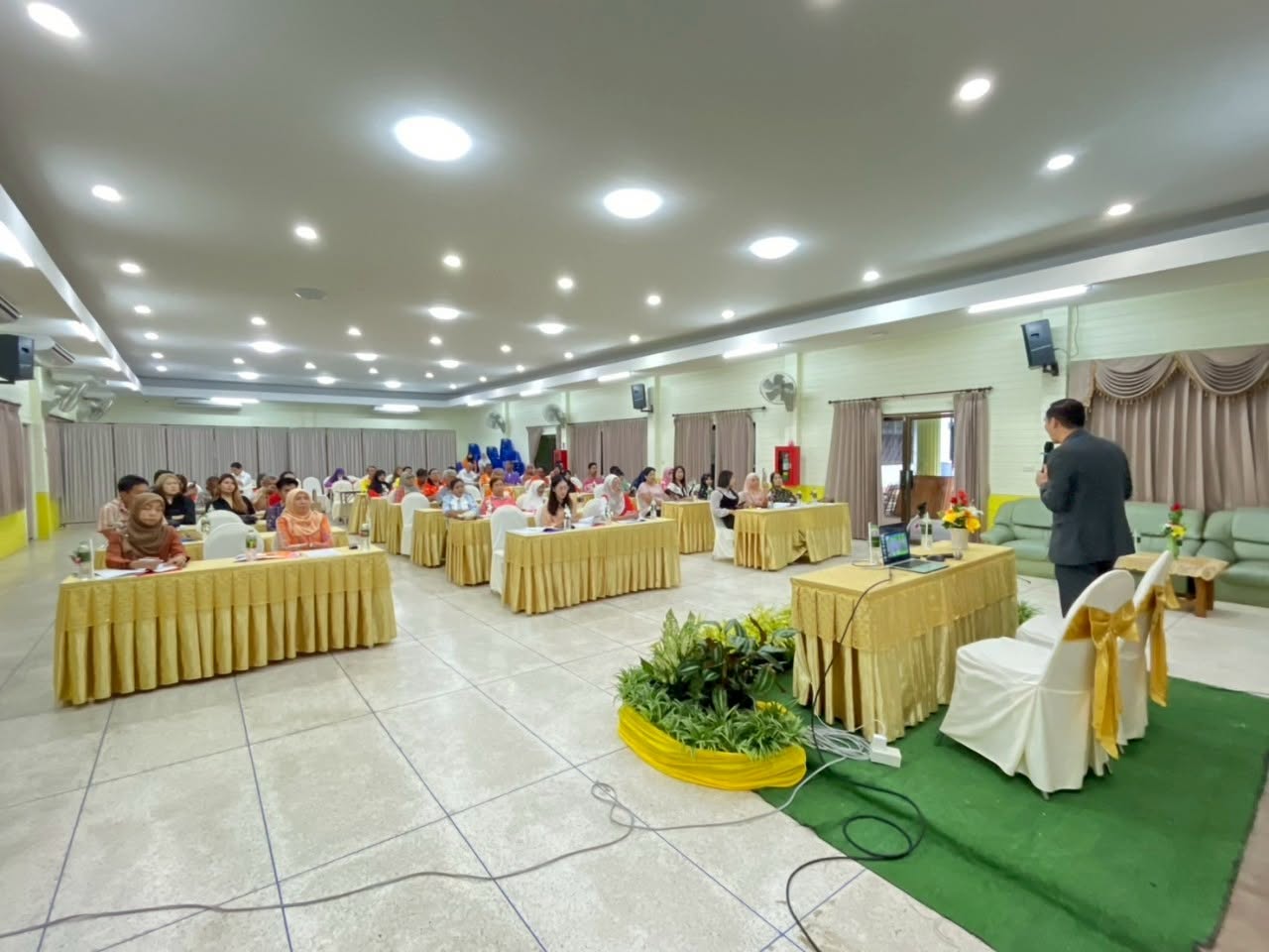 เจ้าหน้าที่กำลังสำรวจป้ายในพื้นที่ อบต. B